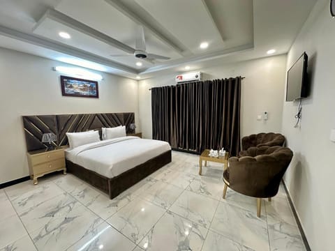 Communal lounge/ TV room, Bed, TV and multimedia, Living room, Photo of the whole room, Seating area, Evening entertainment, Bedroom, air conditioner