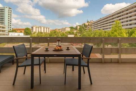 Property building, Day, Balcony/Terrace