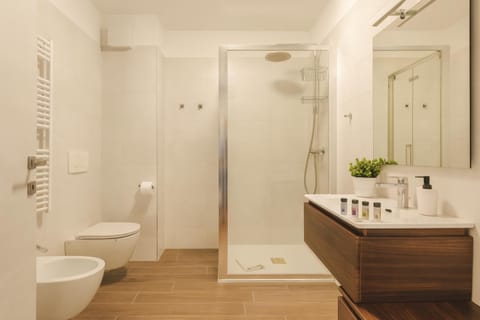 Shower, Toilet, Bathroom, bidet, towels