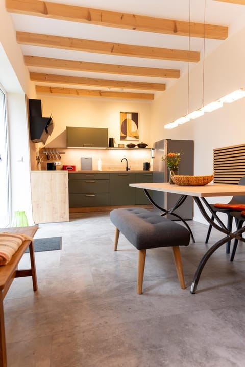 Kitchen or kitchenette, Dining area