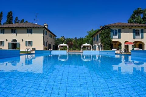 Property building, Day, Swimming pool