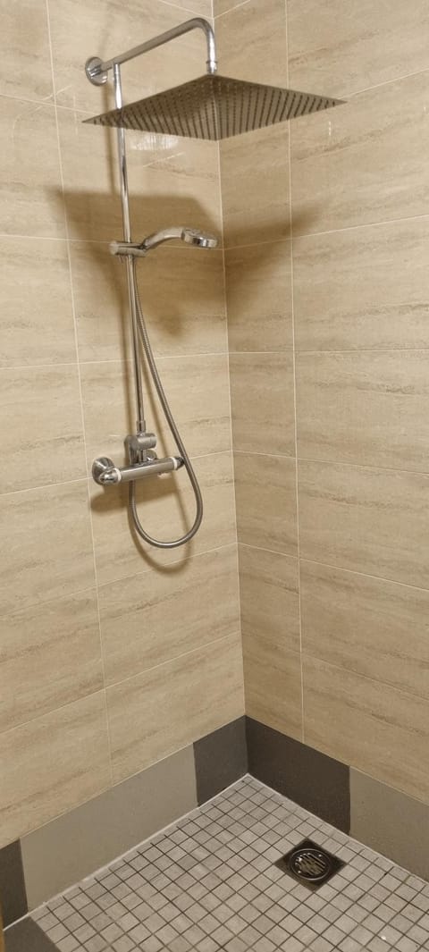 Smart Large Room with disabled facilities Idealy Located near Doncaster - Rotherham -Sheffield Bed and Breakfast in Sheffield