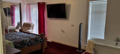 Smart Large Room with disabled facilities Idealy Located near Doncaster - Rotherham -Sheffield Bed and Breakfast in Sheffield