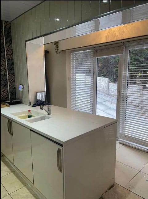 Smart Large Room with disabled facilities Idealy Located near Doncaster - Rotherham -Sheffield Bed and Breakfast in Sheffield