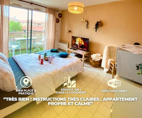 Bed, TV and multimedia, Photo of the whole room, Bedroom, towels