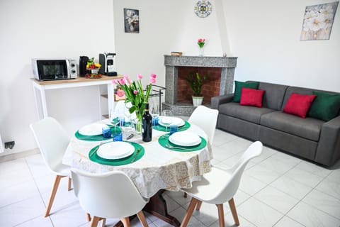 Living room, Seating area, Breakfast, Lunch, microwave