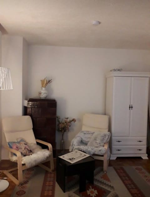 Seating area, Bedroom, wardrobe