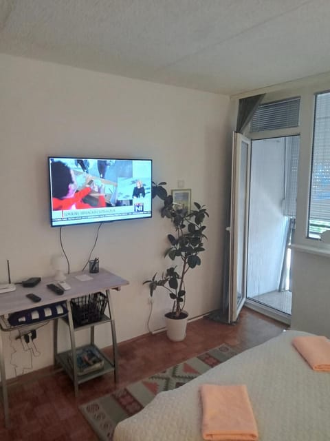 Bed, TV and multimedia, Evening entertainment, Bedroom