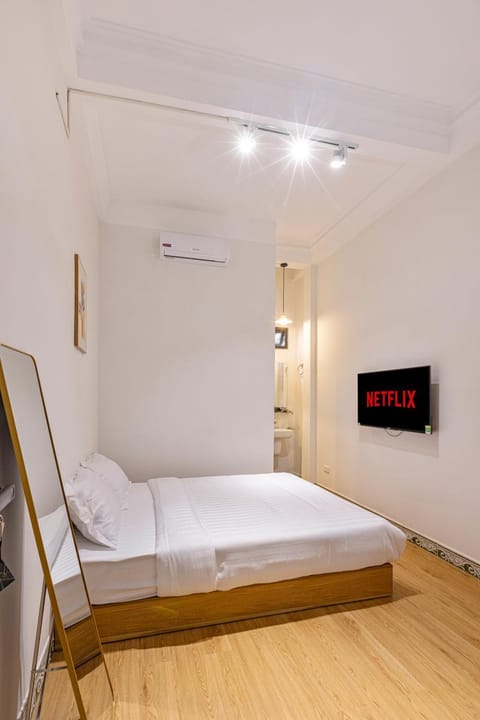 Bed, TV and multimedia, Bedroom