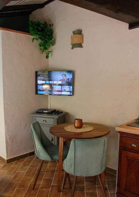 TV and multimedia, Living room, Seating area, Dining area, Evening entertainment