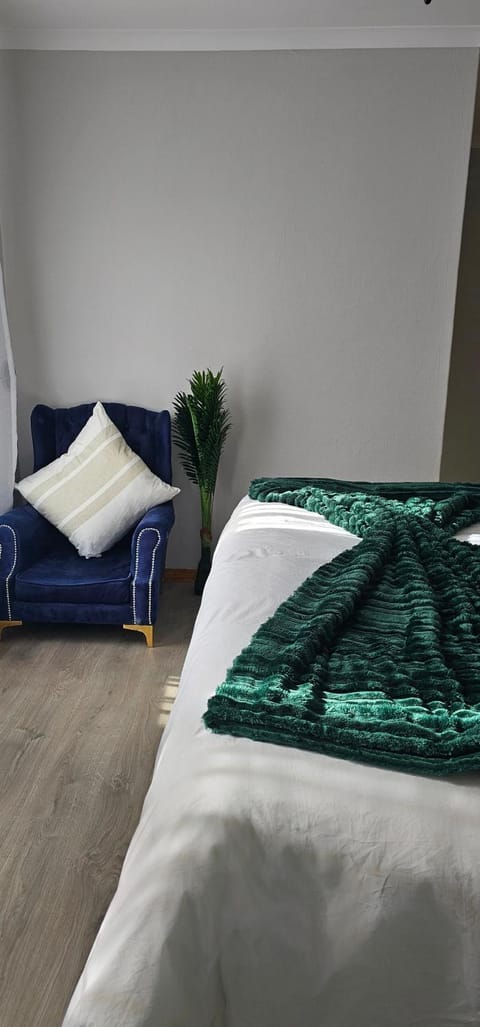 Bed, Seating area, Bedroom