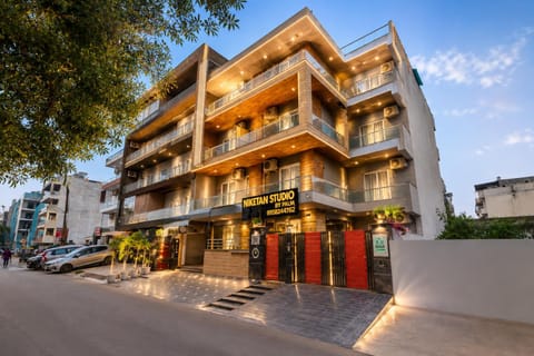 Property building, Facade/entrance, Day, Neighbourhood, City view, Street view, Location, Parking