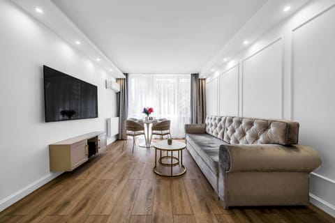 TV and multimedia, Living room, Seating area, Evening entertainment