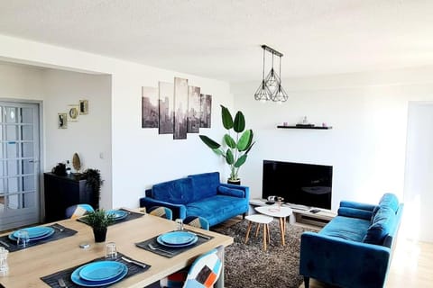 Communal lounge/ TV room, TV and multimedia, Living room, Seating area, Dining area