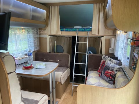 Camping-car au Charme de la Forêt avec jardin Accès à pied Circuit des 25 Bosses Luxury tent in Île-de-France