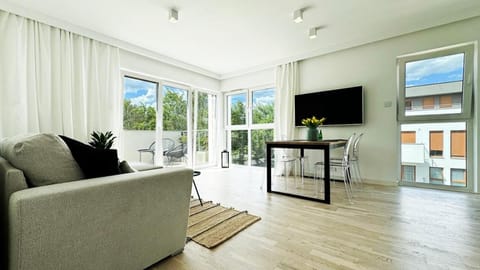 Communal lounge/ TV room, TV and multimedia, Living room, Seating area