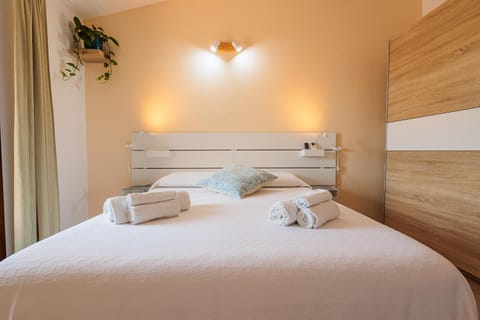Nearby landmark, Bed, Night, Winter, Summer, Photo of the whole room, Floor plan, Bedroom, Guests, Guests, Seasons, furniture, internet, internet, locker, soundproof, towels, towels, wardrobe