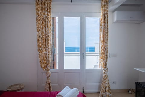 Photo of the whole room, Bedroom, air conditioner