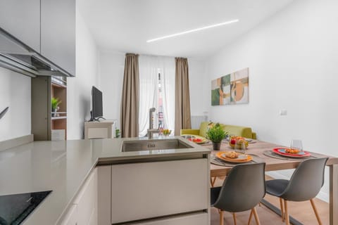 Kitchen or kitchenette, Living room, Seating area, Dining area