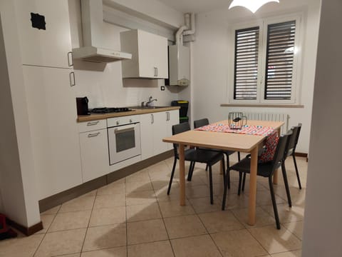 Kitchen or kitchenette, Dining area, oven, pet friendly, stove