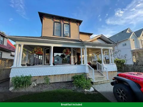 Perfection near the River - 4 Bedroom Villa Complimentary Breakfast Delivered Daily to the Rental House in Niagara Falls