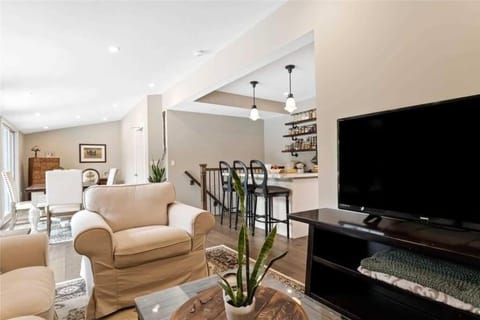 Perfection near the River - 4 Bedroom Villa Complimentary Breakfast Delivered Daily to the Rental House in Niagara Falls