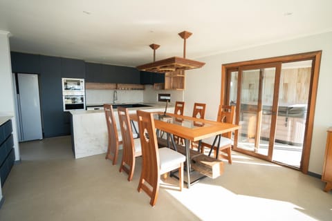 Kitchen or kitchenette, Dining area, oven