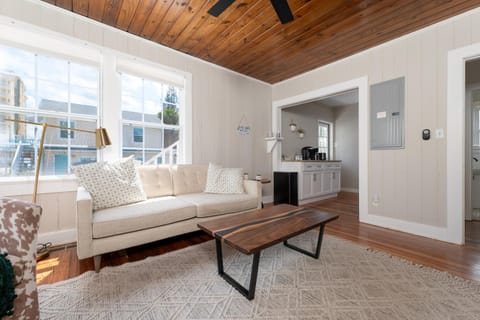 Be A Nomad - Beach Bliss - Close to beach Apartment in Jacksonville Beach