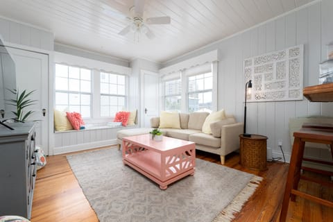 Be A Nomad - Beach Bliss - Close to beach Apartment in Jacksonville Beach