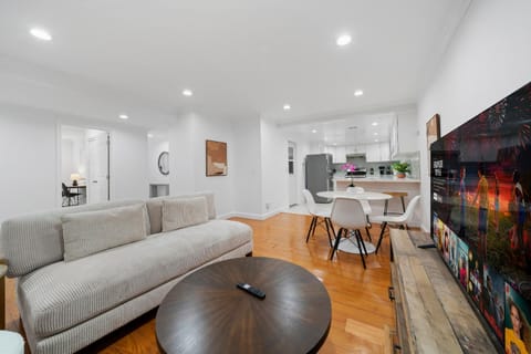 TV and multimedia, Kitchen or kitchenette, Living room, Seating area, Dining area