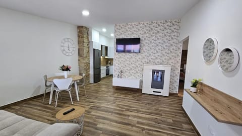 Communal lounge/ TV room, TV and multimedia, Kitchen or kitchenette, Living room, Dining area, Evening entertainment