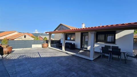 Property building, Patio, Balcony/Terrace