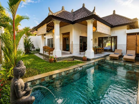 Property building, Patio, Garden, Pool view, Swimming pool, sunbed