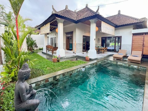 Property building, Garden, Garden view, Swimming pool, sunbed