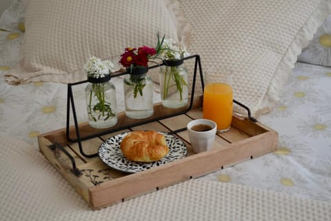 Spring, Bed, Summer, Food and drinks, Photo of the whole room, Bedroom, Food