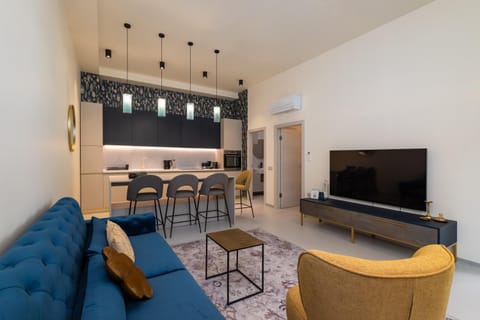 Kitchen or kitchenette, Living room, Seating area, Dining area, air conditioner