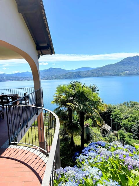 View (from property/room), Balcony/Terrace, Lake view, Mountain view