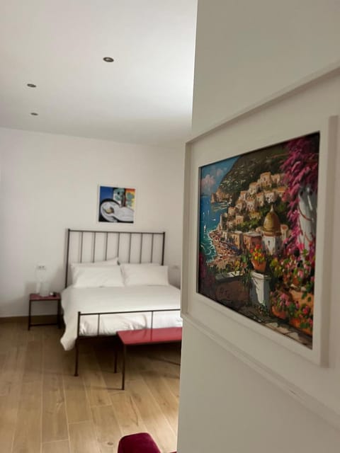 Bed, Photo of the whole room, Decorative detail, Bedroom