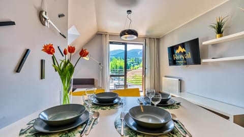 TV and multimedia, Seating area, Dining area