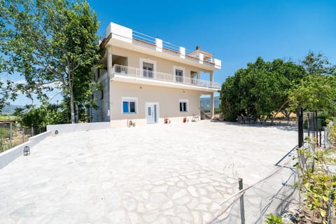 Property building, Facade/entrance, Day