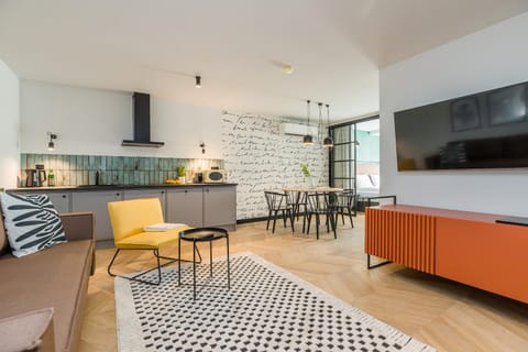 Bed, TV and multimedia, Kitchen or kitchenette, Living room, Seating area, Dining area, children, Family