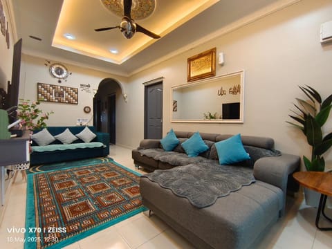 TV and multimedia, Living room, Seating area, air conditioner