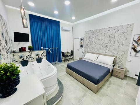 TV and multimedia, Photo of the whole room, Bedroom