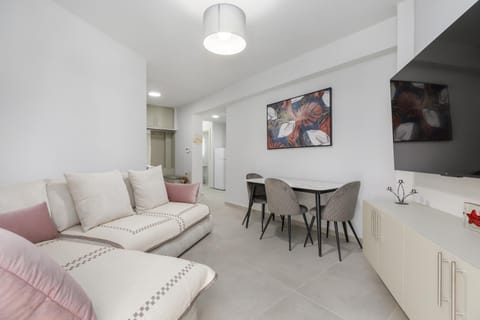 TV and multimedia, Living room, Seating area, Dining area