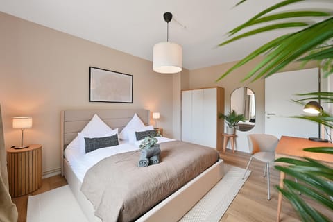 Bed, Photo of the whole room, Seating area, Bedroom