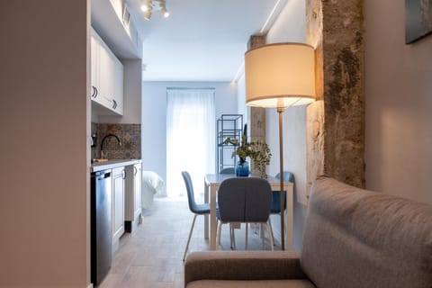 Kitchen or kitchenette, Living room, Seating area, Dining area