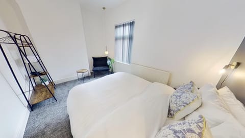 Bed, Photo of the whole room, Seating area, Bedroom