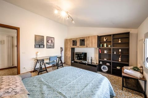 Bed, TV and multimedia, Living room, Seating area