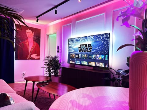 Communal lounge/ TV room, Bed, TV and multimedia, Photo of the whole room, Evening entertainment