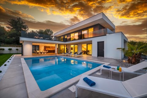 Property building, Patio, Day, Natural landscape, Pool view, Swimming pool, sunbed